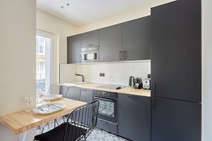 Réfrigérateur, micro-ondes, plaque de cuisson, cafetière/bouilloire