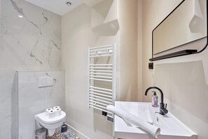 Regadera, secadora de cabello, shampoo 