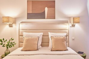 Tabla de planchar con plancha, wifi, ropa de cama