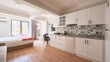 Deluxe appartement, uitzicht op de stad | Een bureau, een laptopwerkplek, een strijkplank/strijkijzer, gratis wifi