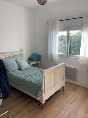 2 chambres, fer et planche à repasser, draps fournis