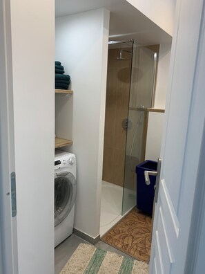 Douche, serviettes fournies, papier toilette