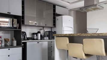 Een koelkast, een magnetron, een oven, een kookplaat