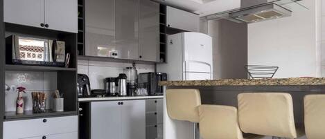 Køleskab, mikrobølgeovn, ovn, kogeplade