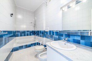 Douche, sèche-cheveux, serviettes fournies