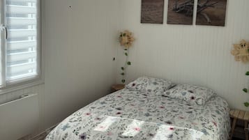 3 makuuhuonetta, silitysrauta/-lauta, ilmainen Wi-Fi, vuodevaatteet