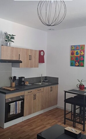 Kühlschrank, Mikrowelle, Ofen, Herdplatte