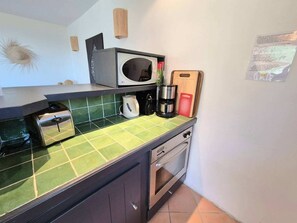 Kylskåp, mikrovågsugn, ugn och spishäll