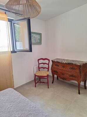 2 quartos, ferros/tábuas de passar roupa, berço de viagem, roupa de cama