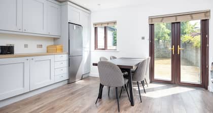 3Bed W/Backyard 10min to Milltown Tram & Bus Stops