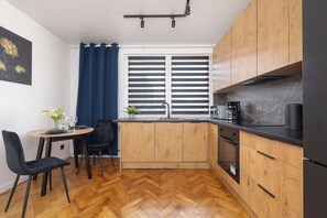 Een koelkast, een microgolfoven, een oven, een kookplaat