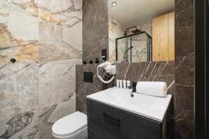 Dusch, hårtork och handdukar