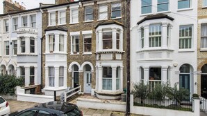 A row of terraced houses with bay windows and white front doors. - Stunning 2-bedroom Flat in Fulham (London)