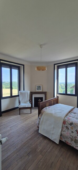 2 bedrooms, desk, iron/ironing board, WiFi