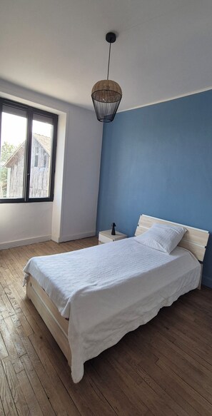 2 bedrooms, desk, iron/ironing board, WiFi