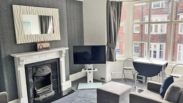 Apartment, 2 Bedrooms | Living area