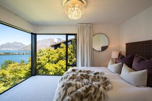 5 bedrooms, iron/ironing board, WiFi, bed sheets