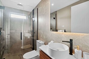 Ducha, secador de pelo y toallas