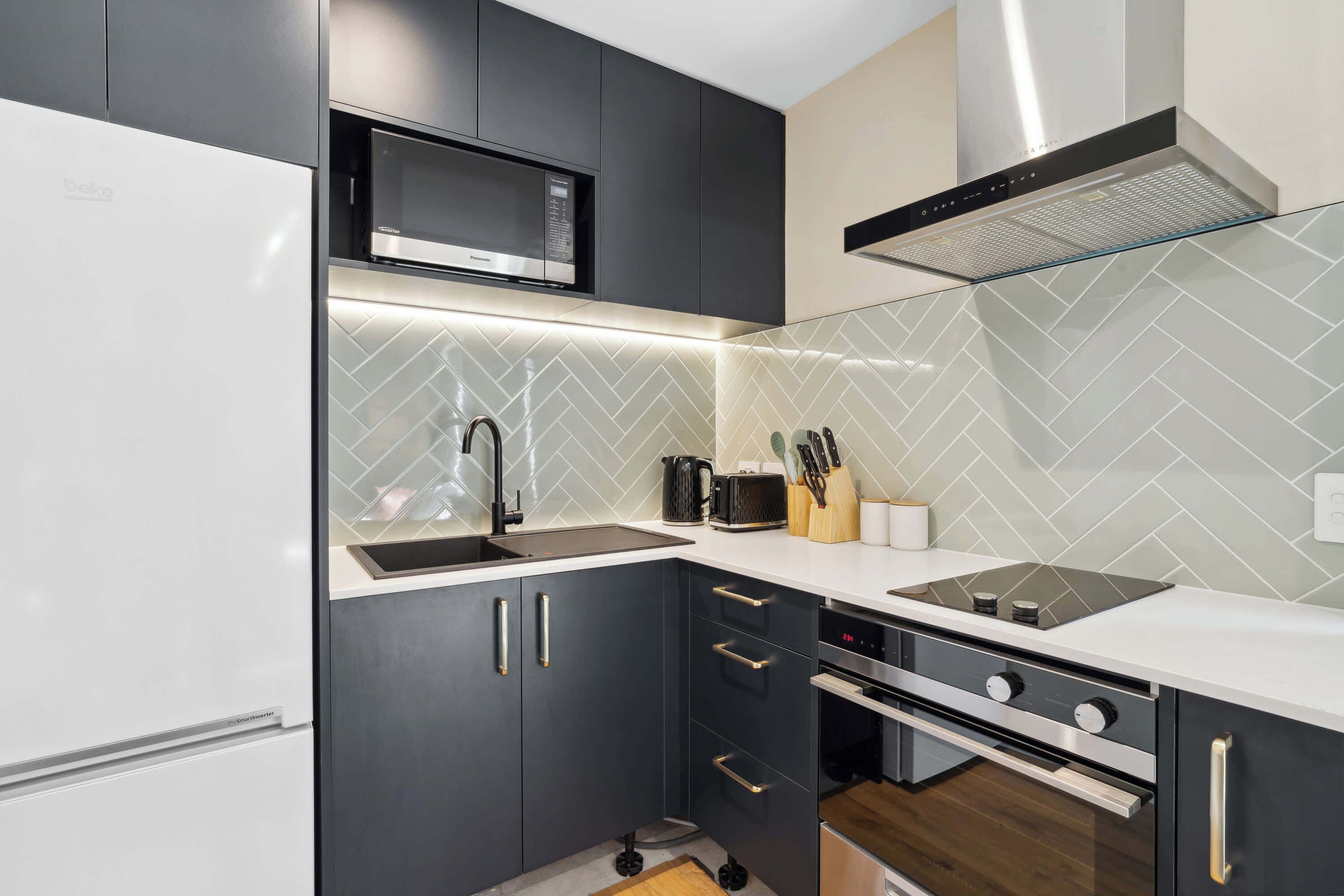 冰箱、微波炉、烤箱、炉灶