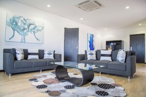 Caja de seguridad en la habitación y escritorio 