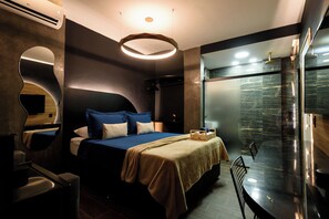 A modern hotel room with a large bed, a bedside table, a mirror, and a bathroom with a glass shower. - NSC 1085 (Rio de Janeiro)