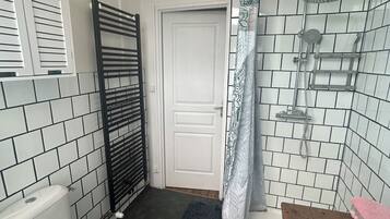 Dusche, Handtücher, Seife, Toilettenpapier