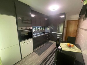 Private kitchen - Room for 2 people with WC Living Room and Kitchen (Montijo)