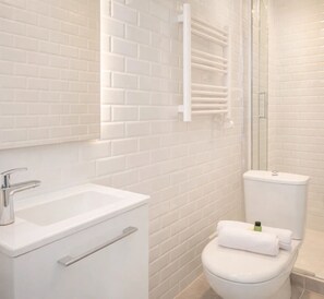 Studio, vue sur la ville | Salle de bain | Douche, serviettes fournies