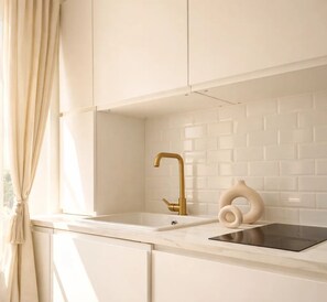 Studio, City View | Private kitchen | Mini-fridge, microwave, stovetop, espresso maker - 1586 Hauteville (Paris)