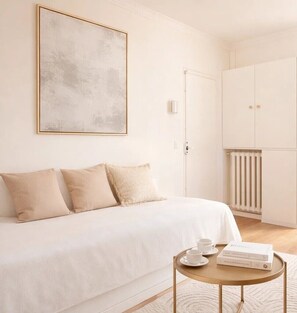 Studio, byutsikt | Oppholdsområde | En 80-centimeters smart-TV med digitale kanaler