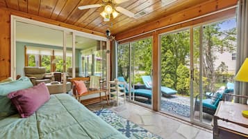 2 bedrooms, desk, iron/ironing board, WiFi