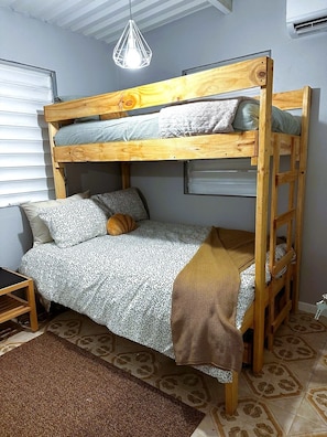 2 bedrooms, iron/ironing board, WiFi, bed sheets - Casita Azul II. Walk to beach (San Juan)