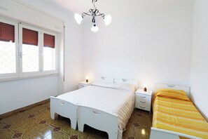 2 عدّة غرف نوم ومكواة/لوح كي