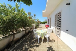 تن اول الطعام بالخارج