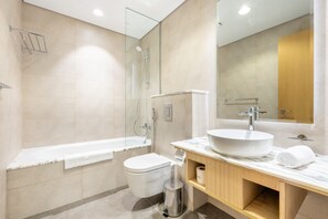 Douche, séchoir à cheveux, serviettes fournies, savon
