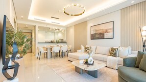 Una sala de estar moderna con un sofá, una mesa de centro y un comedor con sillas y una mesa.