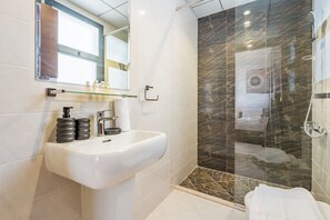 Shower, hair dryer, towels, shampoo