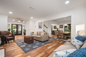 Télévision, livres, espaces bureaux