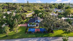 Sports court - NEW Pickleball | Pool | Playset | 7 min to AMI (Bradenton)