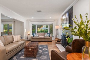 Télévision, livres, espaces bureaux