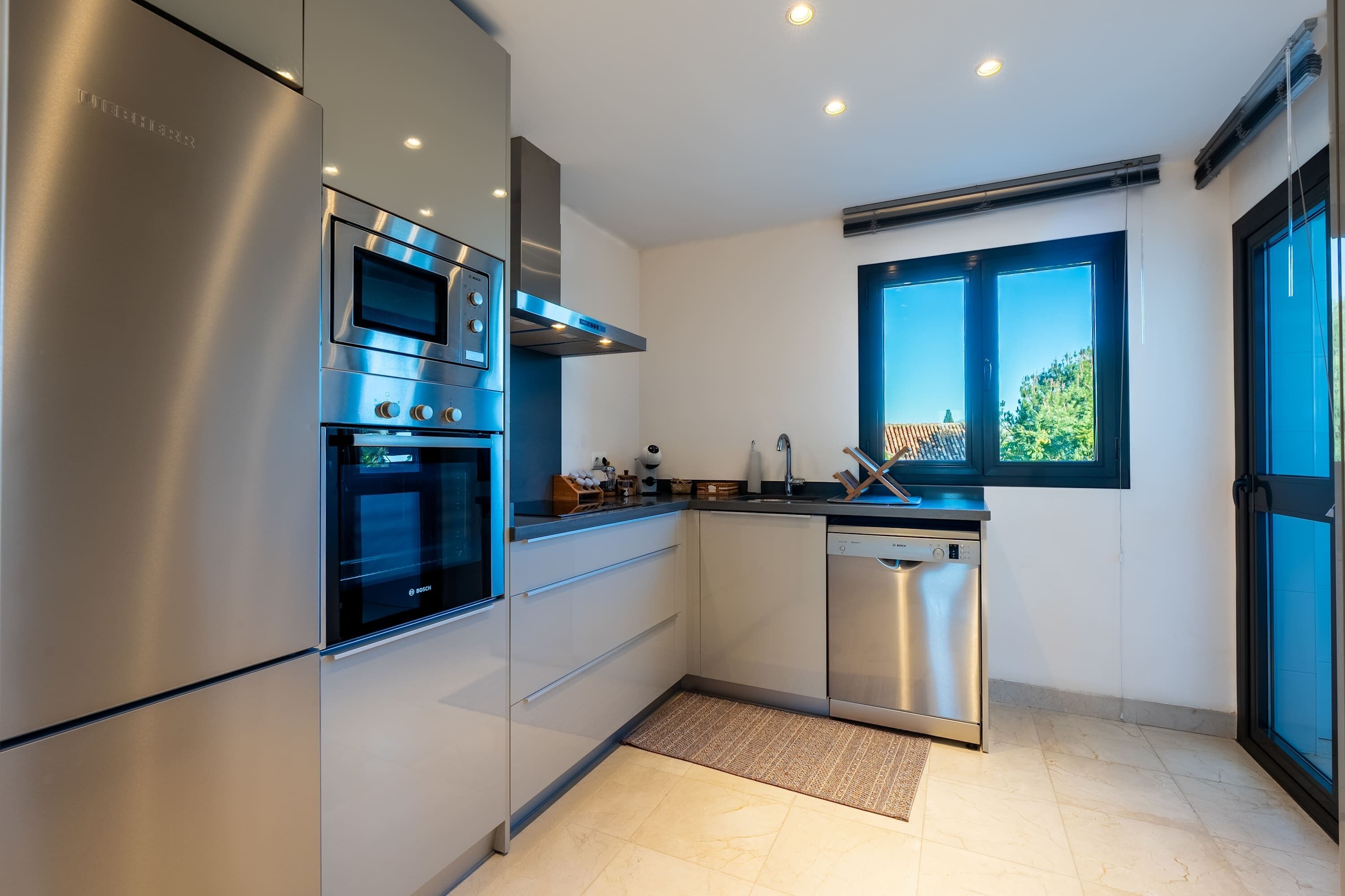 Frigorífico, microondas, horno y placa de cocina