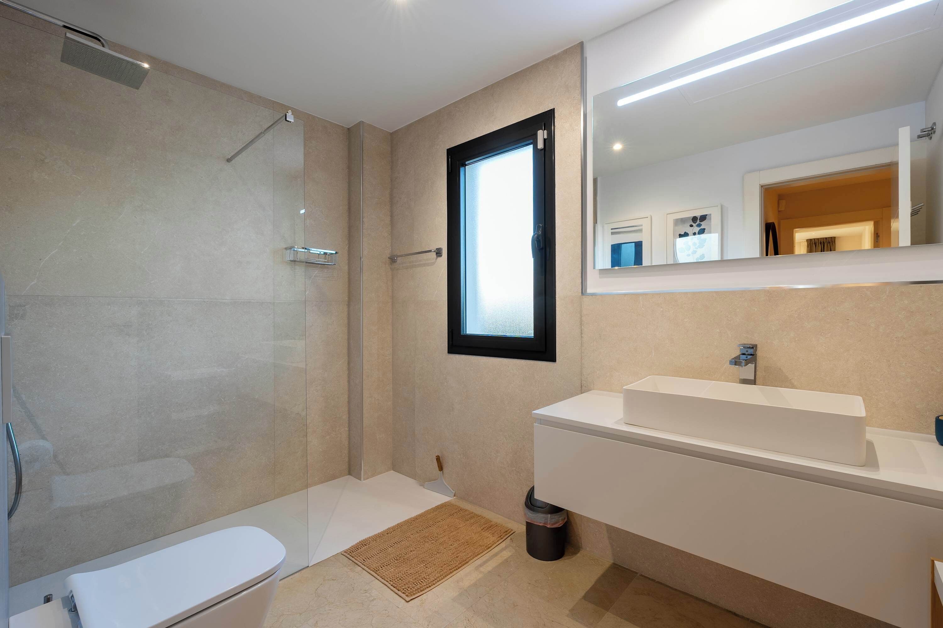 Een douche, een haardroger, handdoeken