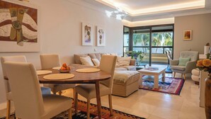 Una sala de estar moderna con comedor, un juego de sofá y una mesa de centro.