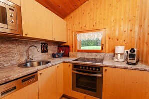 Køleskab, mikrobølgeovn, ovn, kogeplade