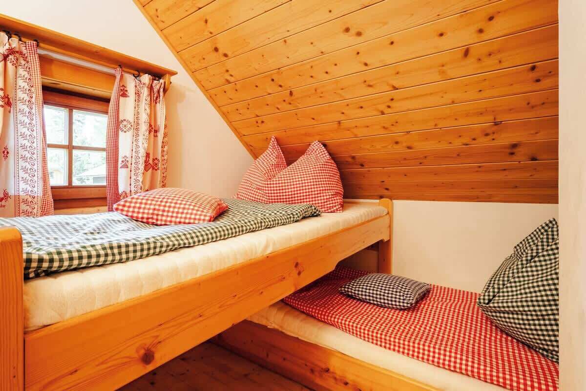 10 slaapkamers, een strijkplank/strijkijzer, wifi, beddengoed