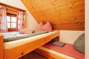 10 habitaciones, tabla de planchar con plancha, wifi y ropa de cama 