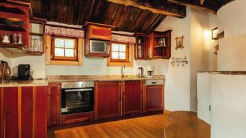 Kjøleskap, mikrobølgeovn, ovn og kokeplater