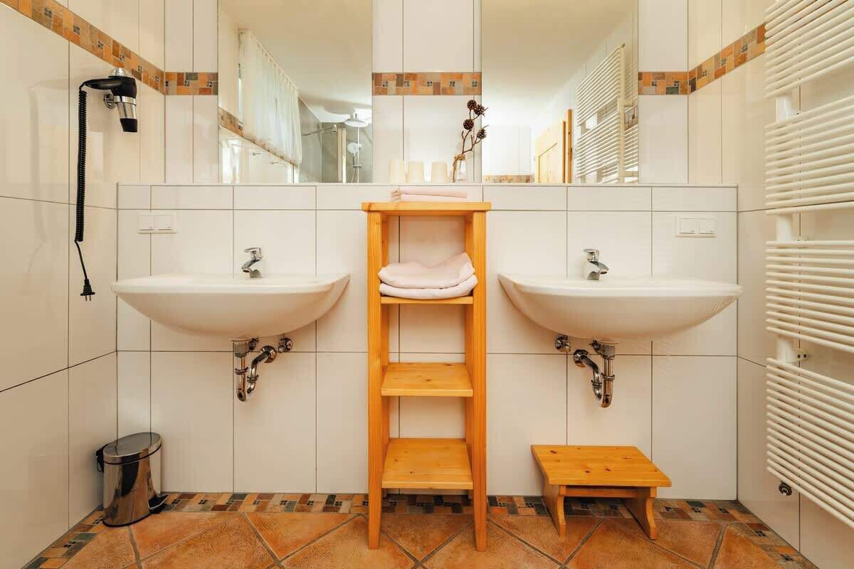Douche, sèche-cheveux, serviettes fournies