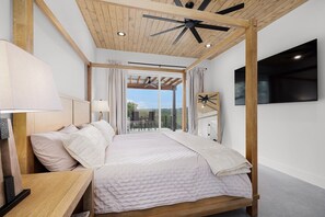 4 bedrooms, iron/ironing board, travel cot, WiFi - Heated Pool & Hot Tub + Scenic Views | Family Fun! (Canyon Lake)