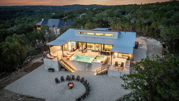 A modern house with a swimming pool, outdoor seating, and a view of the surrounding landscape. - Labor Day Getaway | Heated Pool + Spa + Epic Views (Canyon Lake)